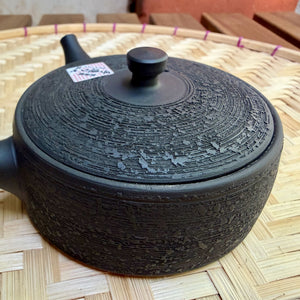 Fekete 'Fenyőkéreg' kyusu teakanna