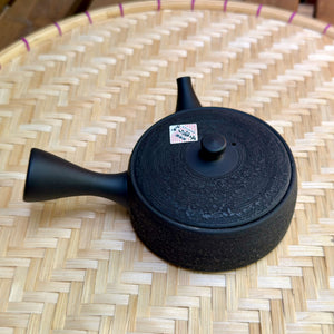 Fekete 'Fenyőkéreg' kyusu teakanna