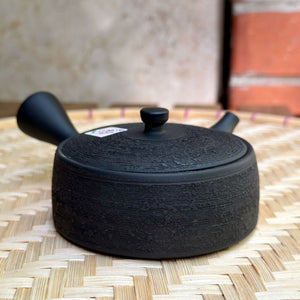 Fekete 'Fenyőkéreg' kyusu teakanna