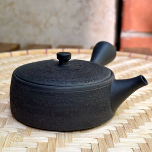 Fekete 'Fenyőkéreg' kyusu teakanna