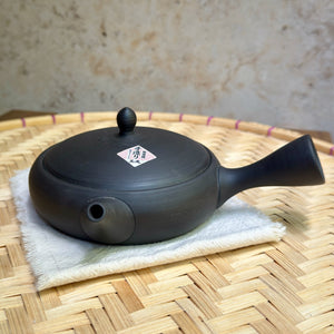 Fekete lapos kyusu kanna