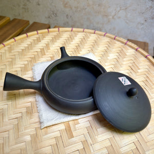 Fekete lapos kyusu kanna