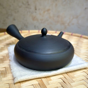 Fekete lapos kyusu kanna
