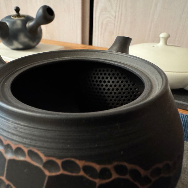 Fekete, vágott kyusu teakanna