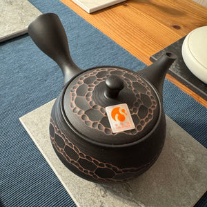 Fekete, vágott kyusu teakanna