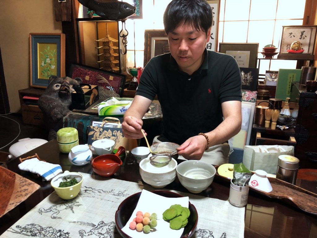 Masahiro matcha teát készít nekünk, a szezonhoz passzoló tea édességekkel kísérve