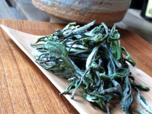 Bai Mu Dan - Egy rügyet és két levelet tartalmazó, könnyed, virágos fehér tea