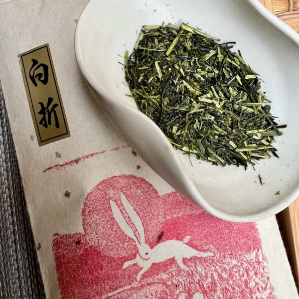 Fukuoka régióból származó sencha tea, szárakkal keverve. A helyiek shiraore-nak hívják.